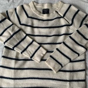 Abercrombie- shoulder zip sweater- size medium NWOT-